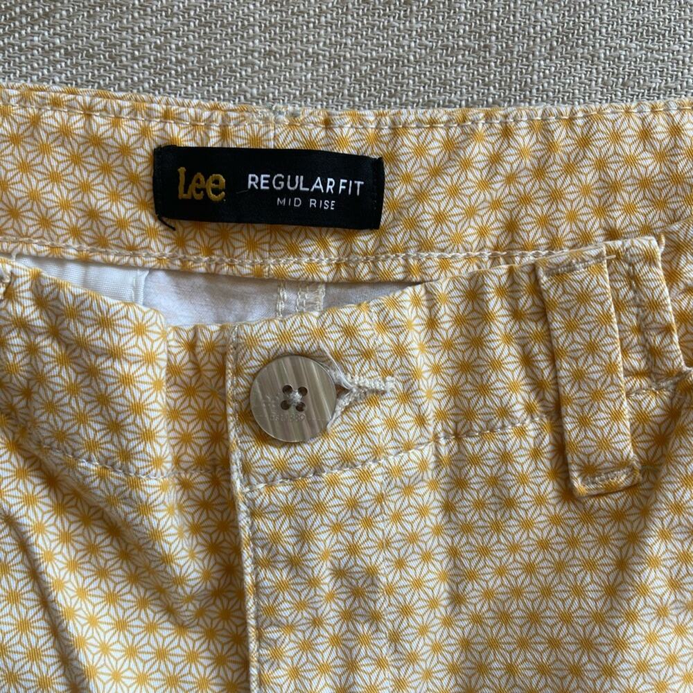 Lee Yellow Geometric Shorts Womens 8 Chino Shorts Printed Mid Rise - Picture 2 of 5